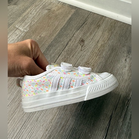 Adidas Sneakers Velcro Straps Confetti White Multi Color Size 5.5 Toddler Baby - Picture 4 of 13